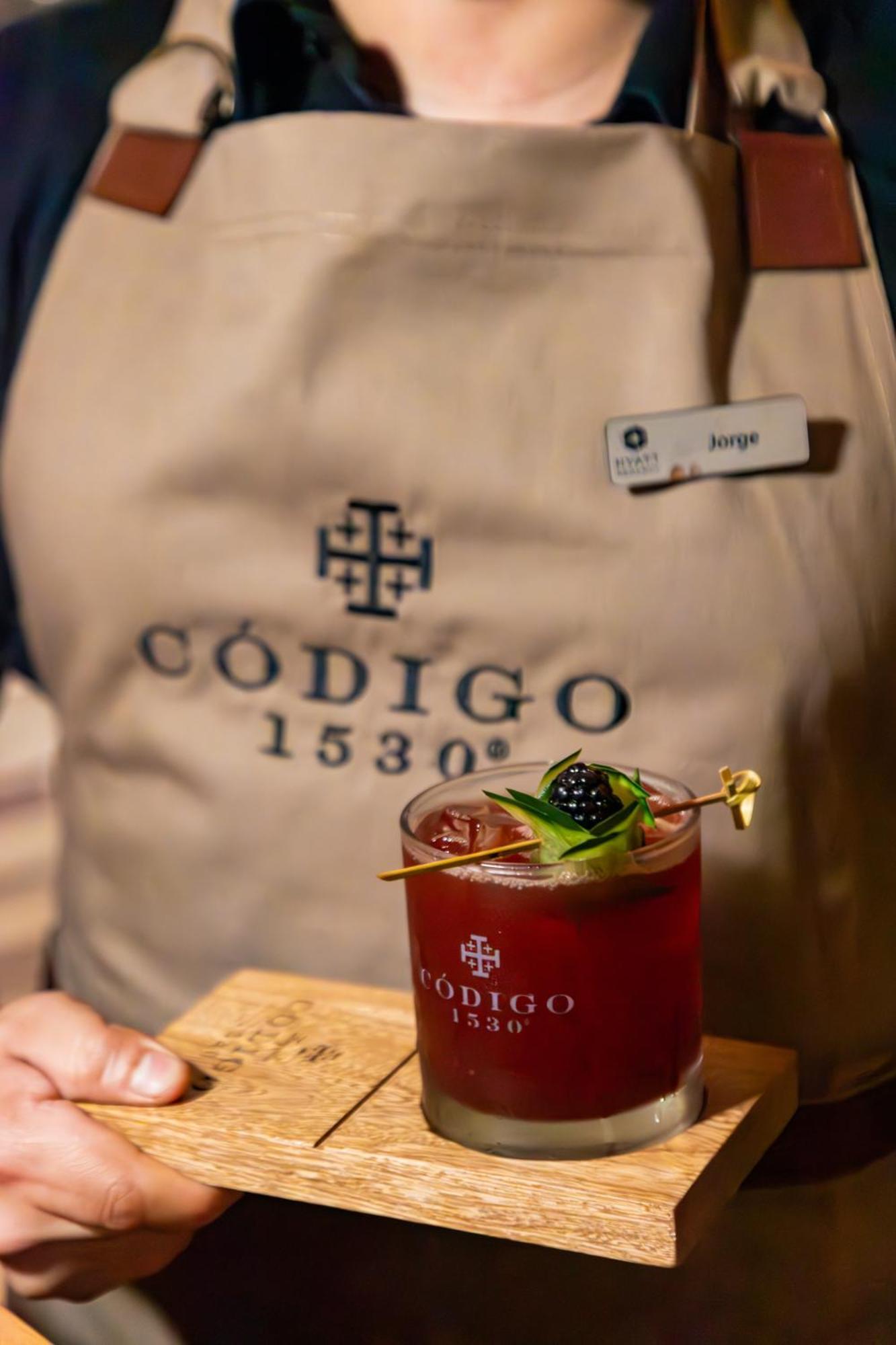 Hotel Hyatt Regency Andares Guadalajara Zapopan Exteriér fotografie A bartender wearing a Código 1530 shirt